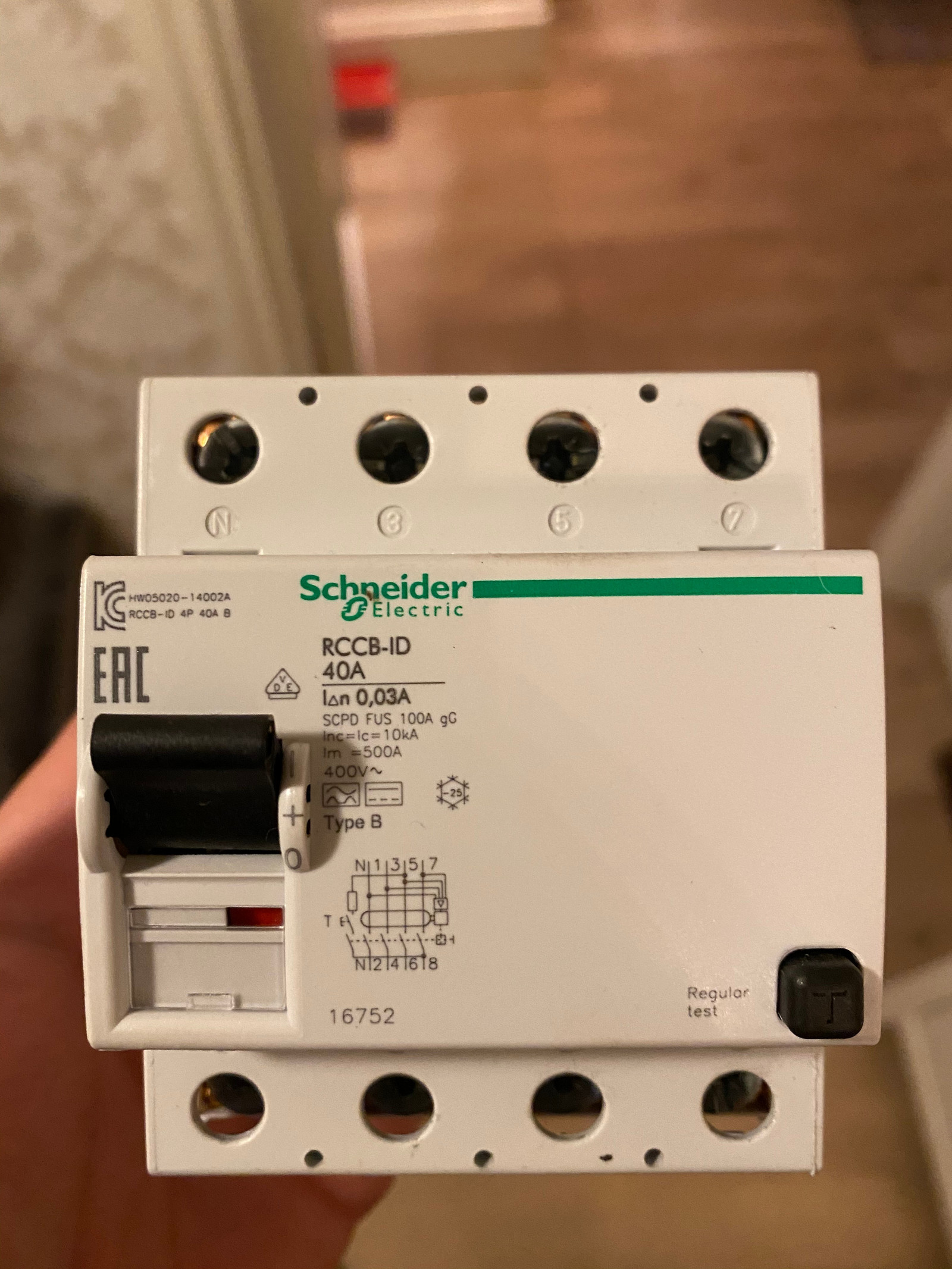 Schneider jordfeilbryter Type B. Brukt til Tesla lader | FINN.no tesla lader jordfeilbryter