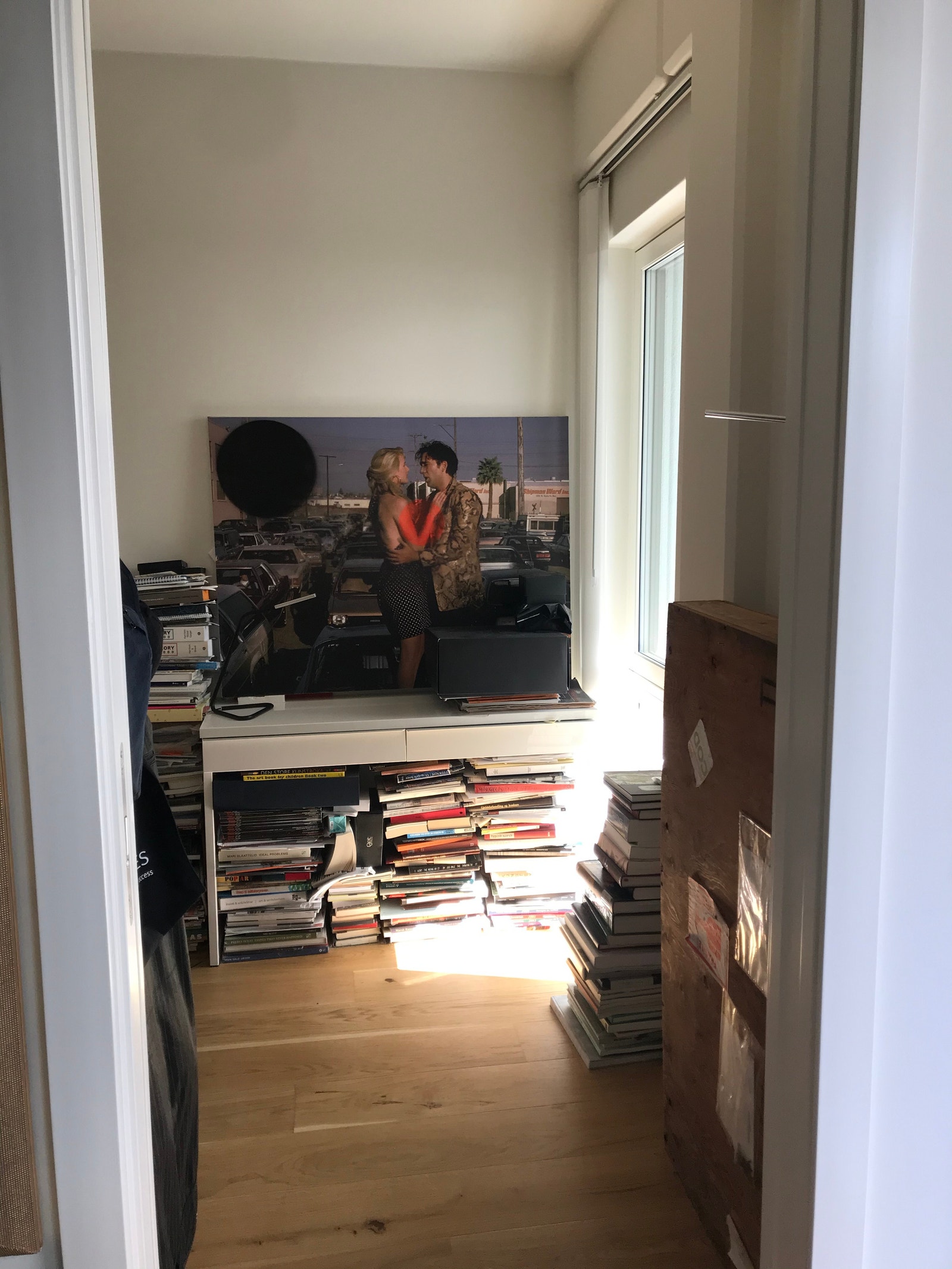 Gjestesoverom/kontor (i dag ingen bøker under konsoll-bordet, samt møbler forurensing klesskap, konsollbordet og seng. Galleribilde