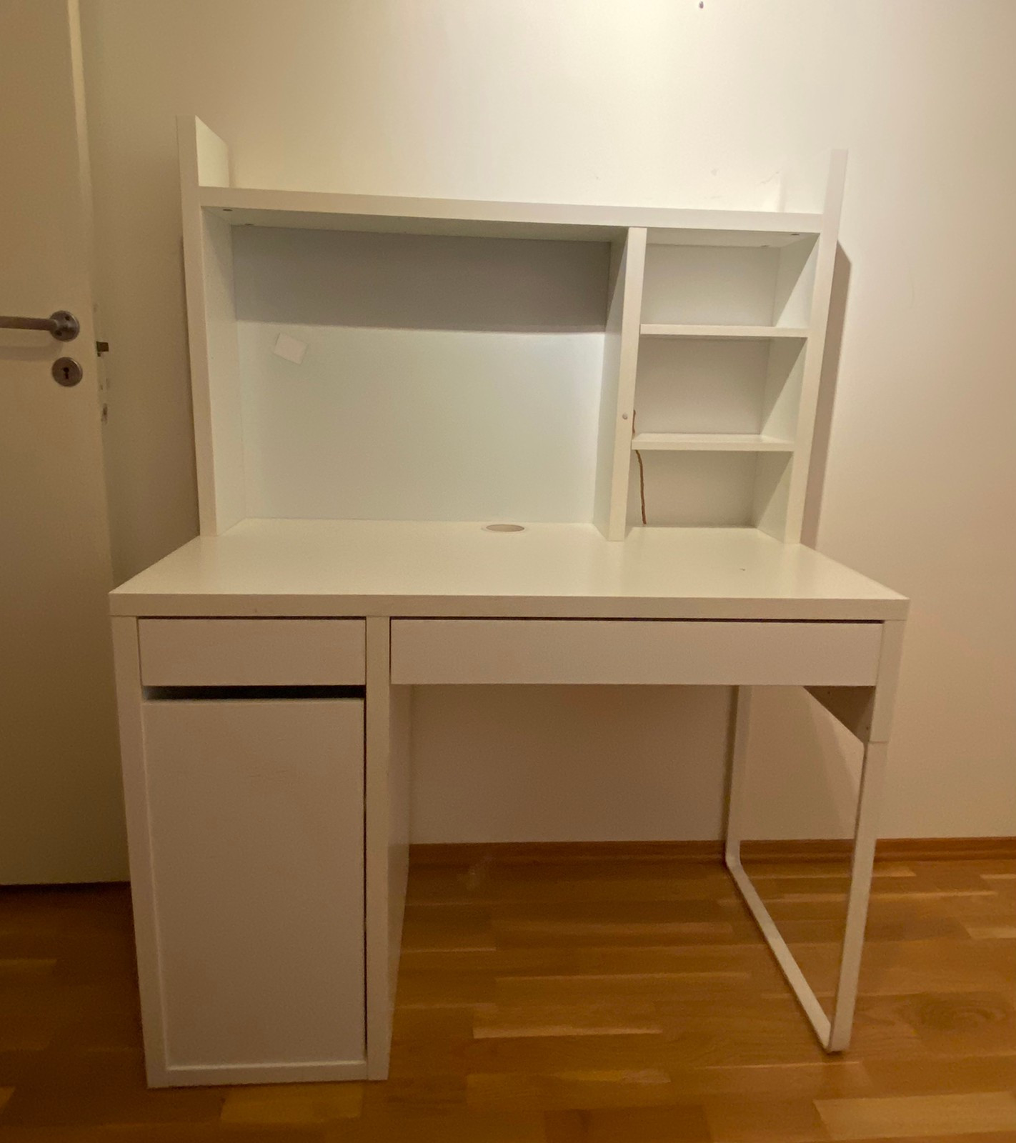 Hvitt Skrivebord med skap, skuffer, hylle og whiteboard Skrivebord Trondheim (Hvit) | skandinaviskhjem