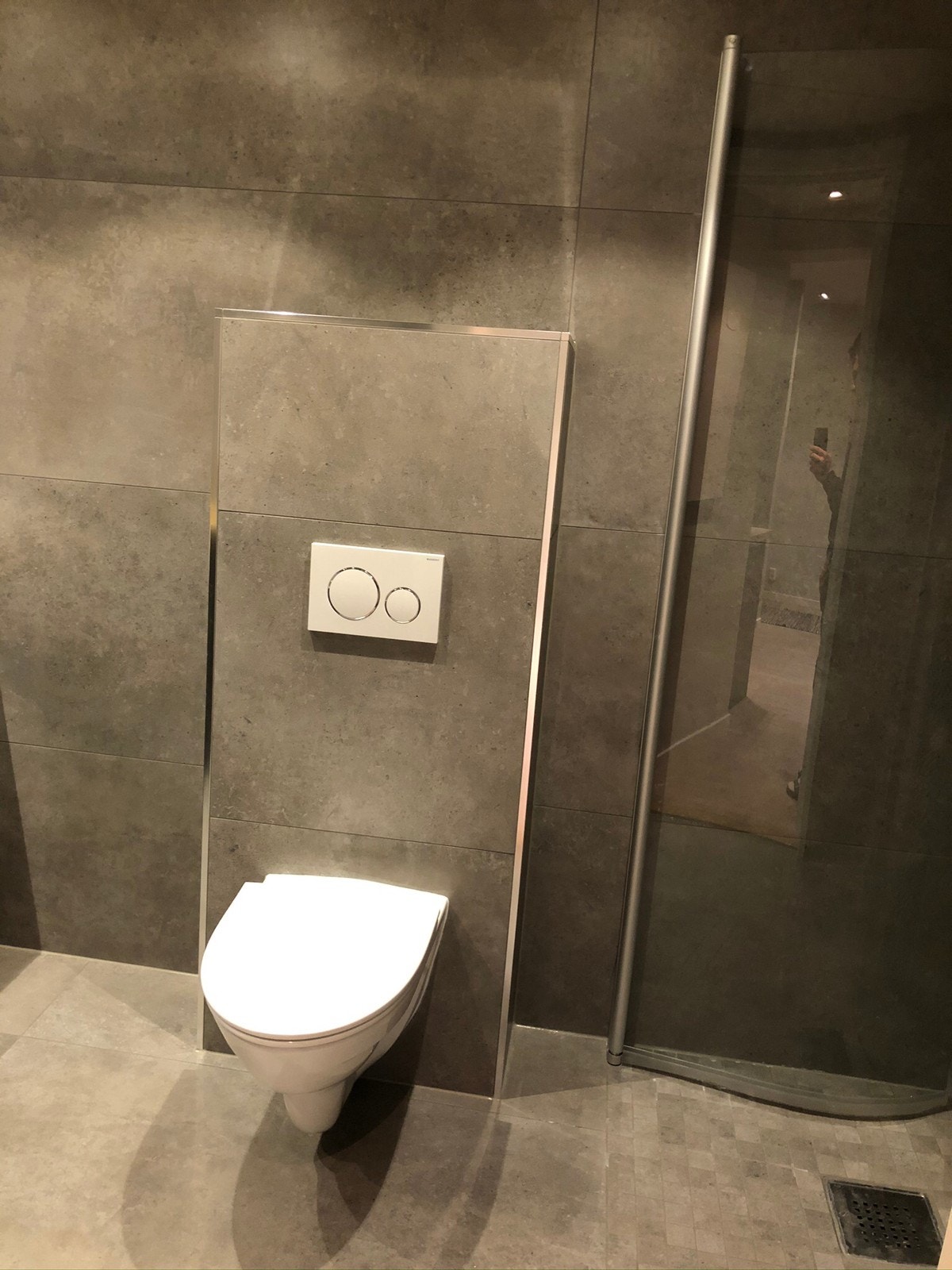 Romslig bad med god størrelse på dusjhjørne samt godt med benkplass og skapplass.
Det er foliert vindu over vasken som sørger for dagslys inn på badet, men samtidig skjermer for innsyn. Galleribilde