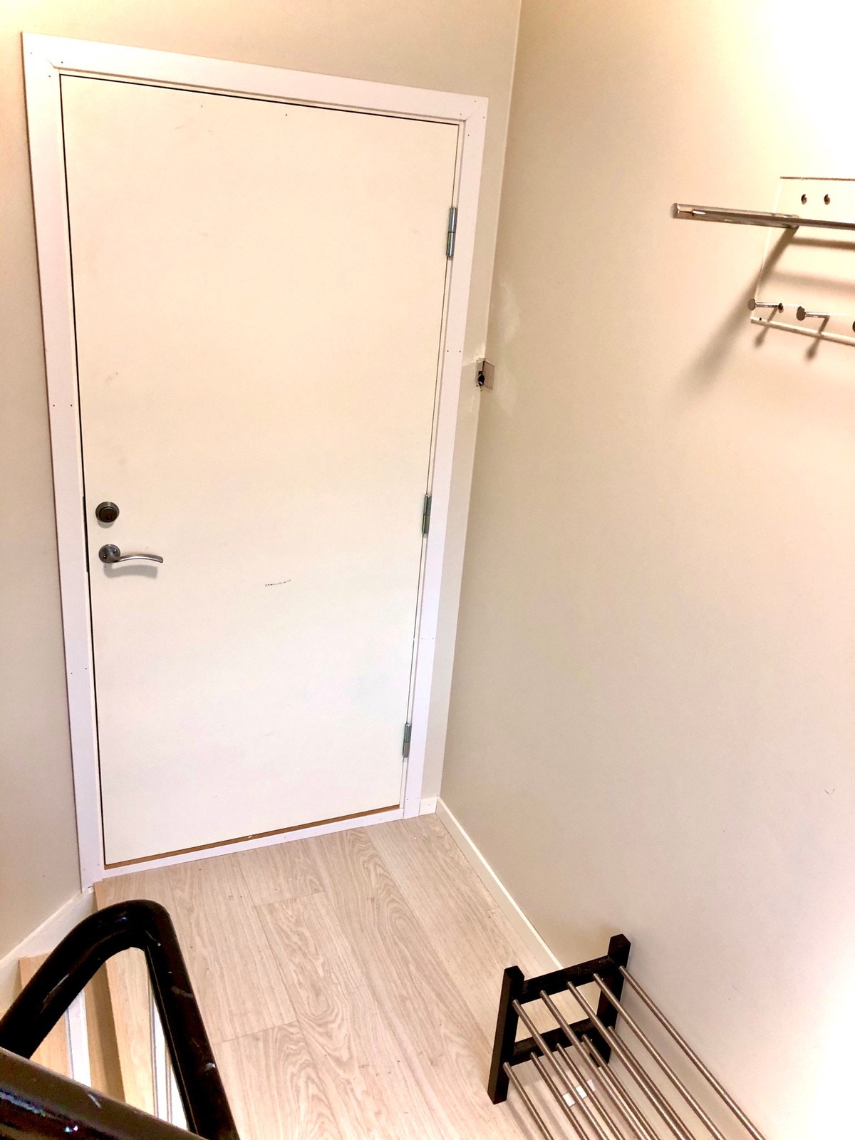 Yttertøyet kan henges i gangen Galleribilde