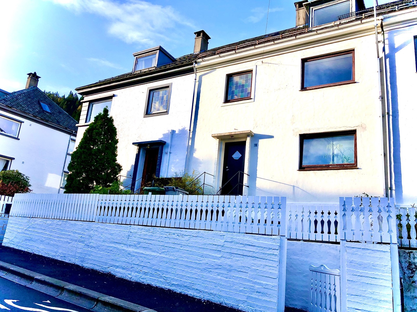 Gjerde og mur ble malt våren 2021 Galleribilde