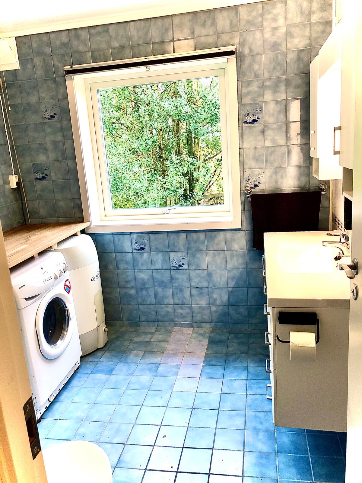 Og badet er svært romslig, med plass til evnt. tørkestativ Galleribilde