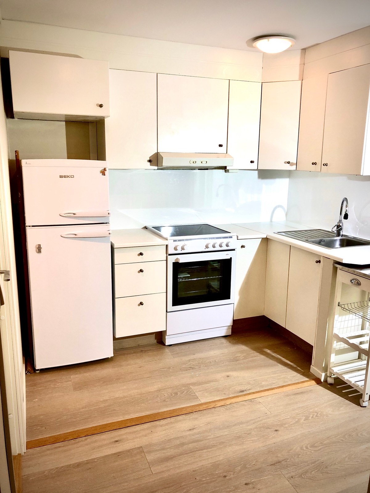 Ny komfyr, og kjøleskap med frysedel Galleribilde