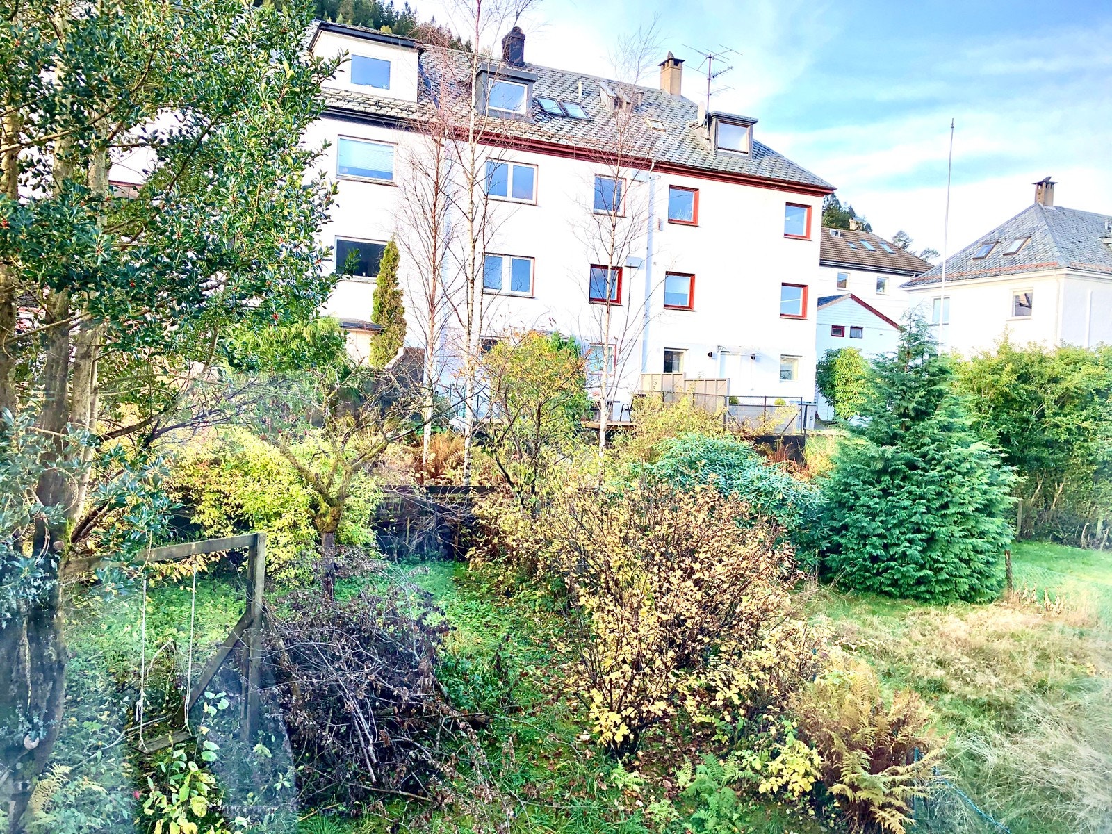 Koselig hage som skal oppgraderes til våren Galleribilde