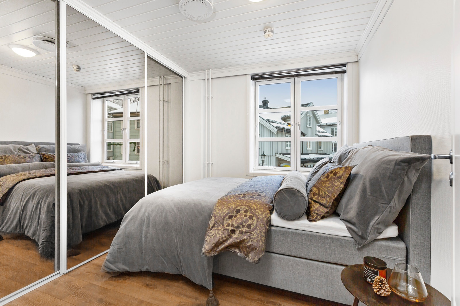 Soverom med praktisk skyvedørsgarderobe Galleribilde