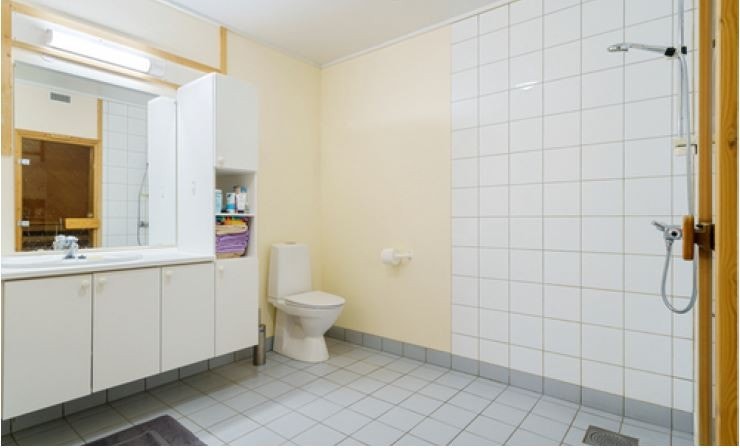 Stort bad med vaskemaskin Galleribilde