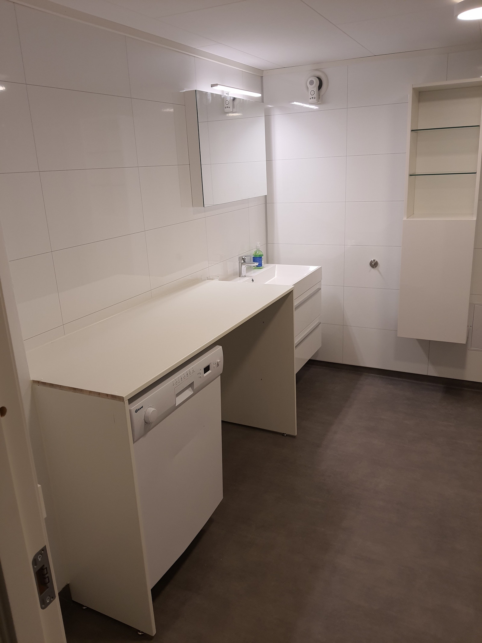 Innredning med plass til klesmaskin, oppvaskmaskin avbildet er inkludert så lenge den fungerer. Galleribilde