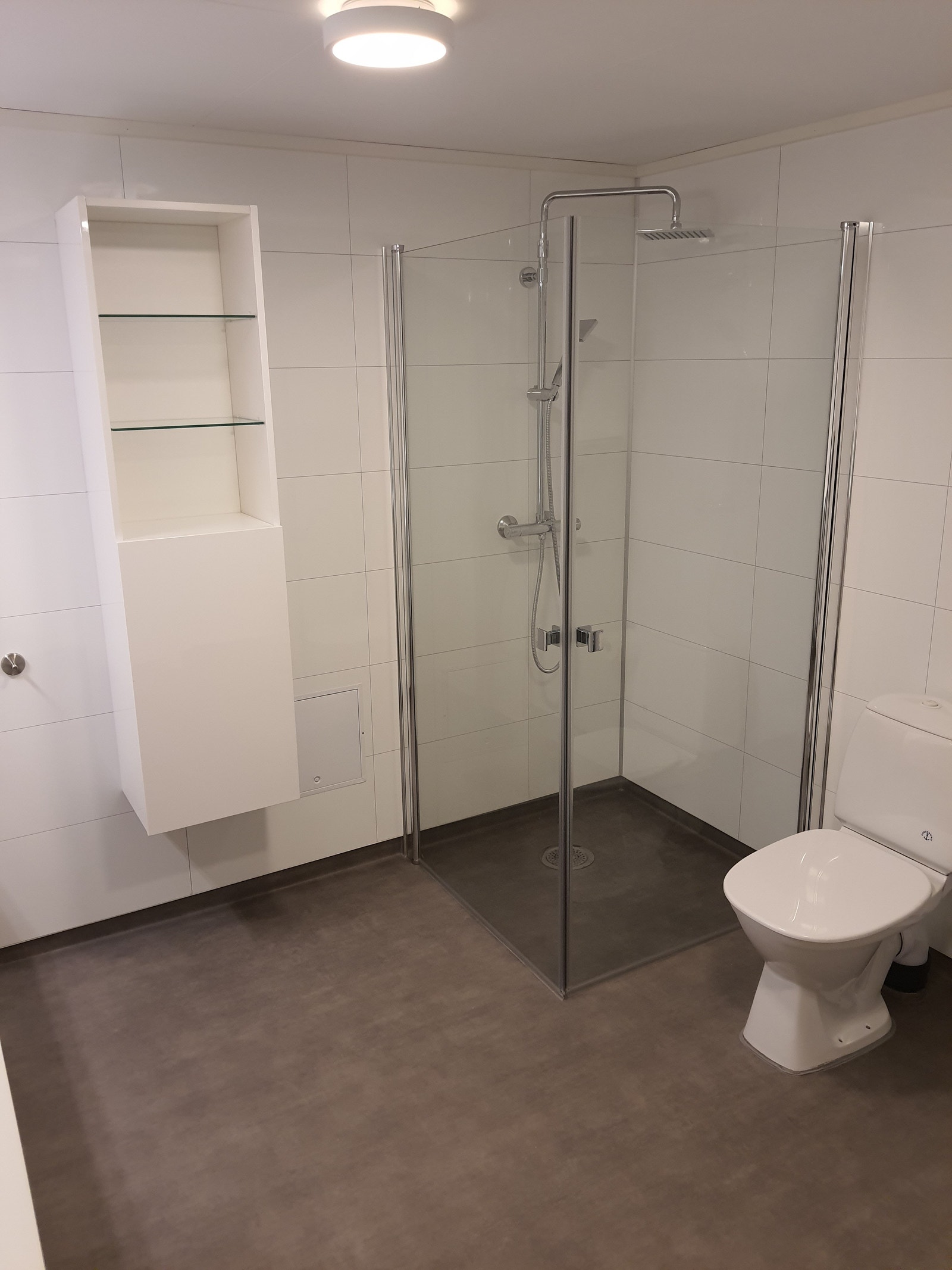 Stort bad, med stor dusj og 200 ltr vvb. Galleribilde