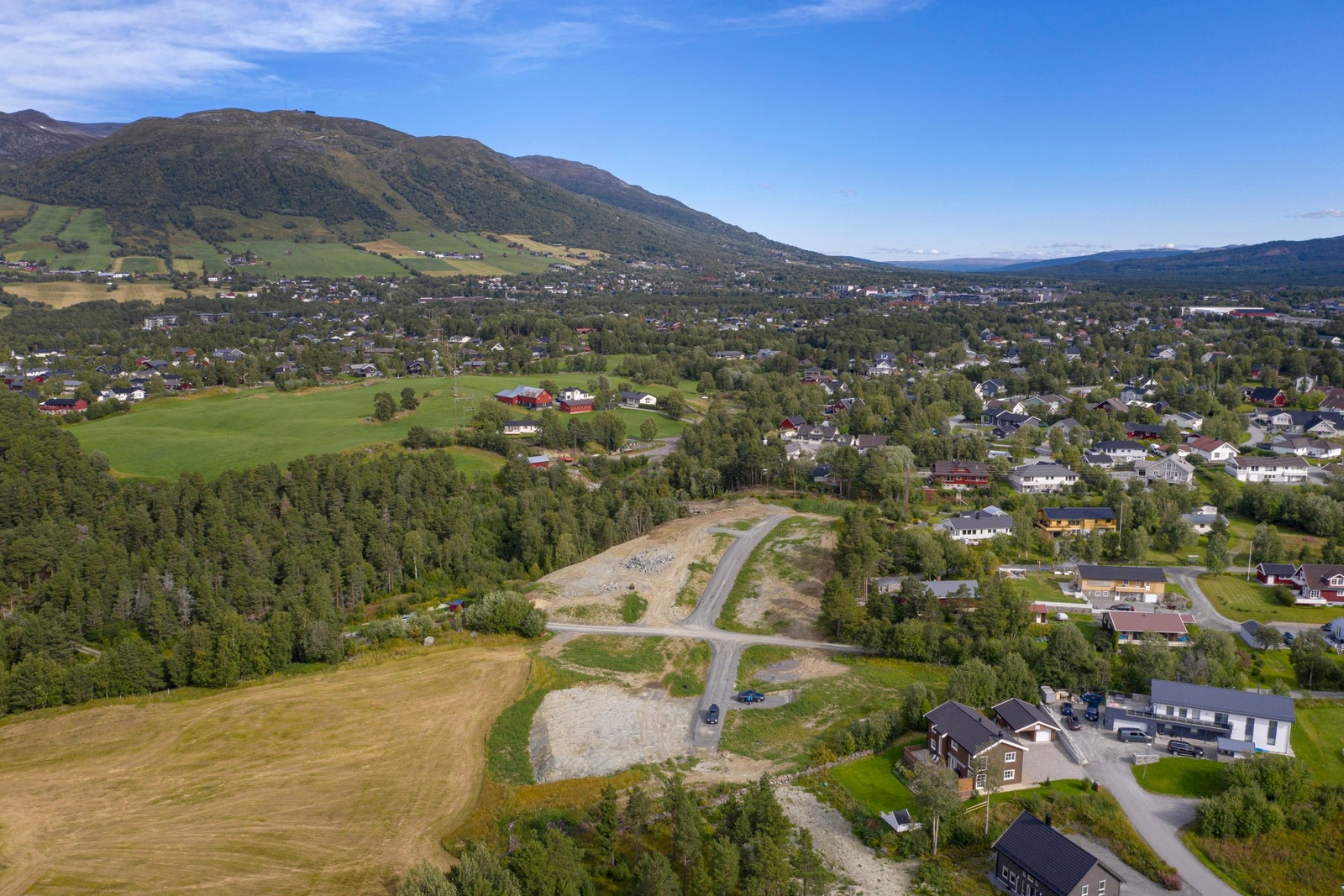 Tomtene ligger sør for Oppdal sentrum - gode utsikt og gode solforhold. Galleribilde