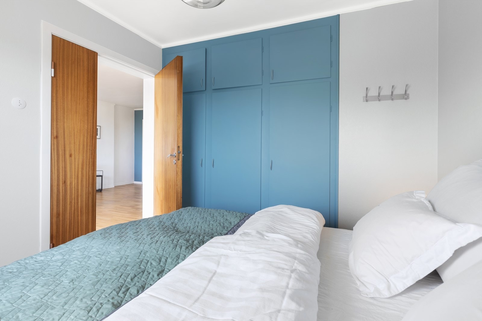 Soverommet har integrert garderobeskap Galleribilde