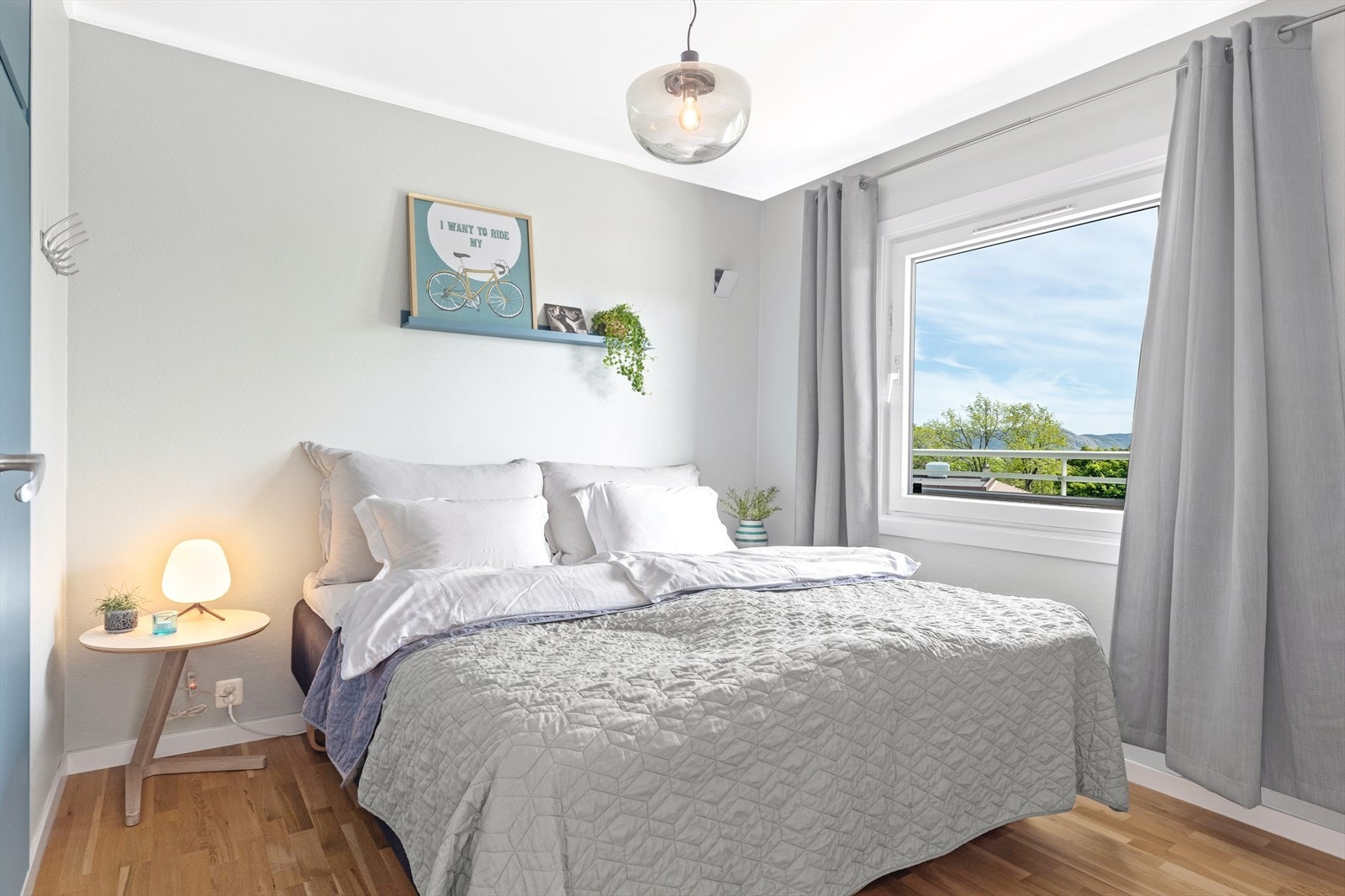 Romslig hovedsoverom med god plass til stor dobbeltseng Galleribilde