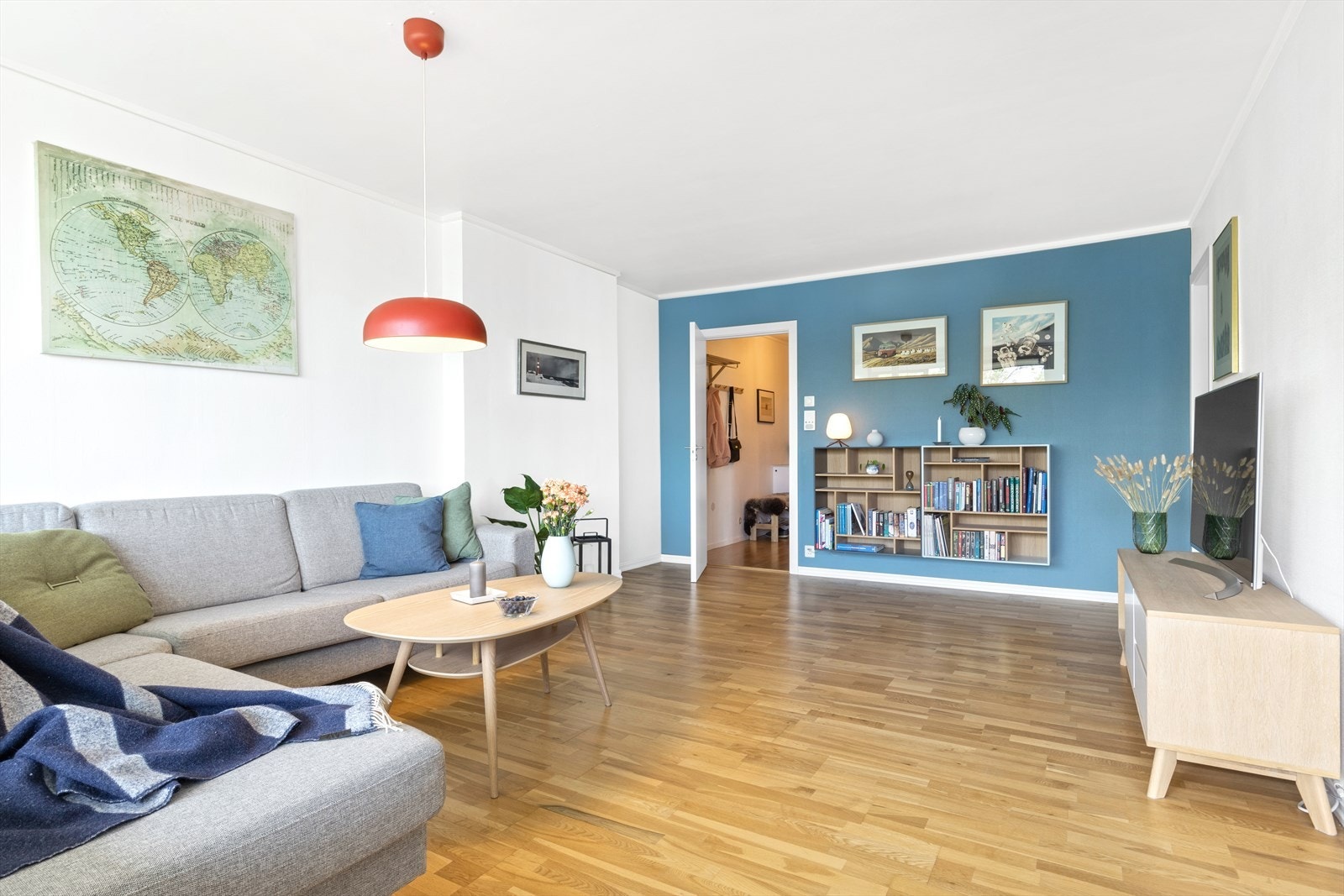 Stuen er knyttet til både gang, kjøkken og ett soverom Galleribilde