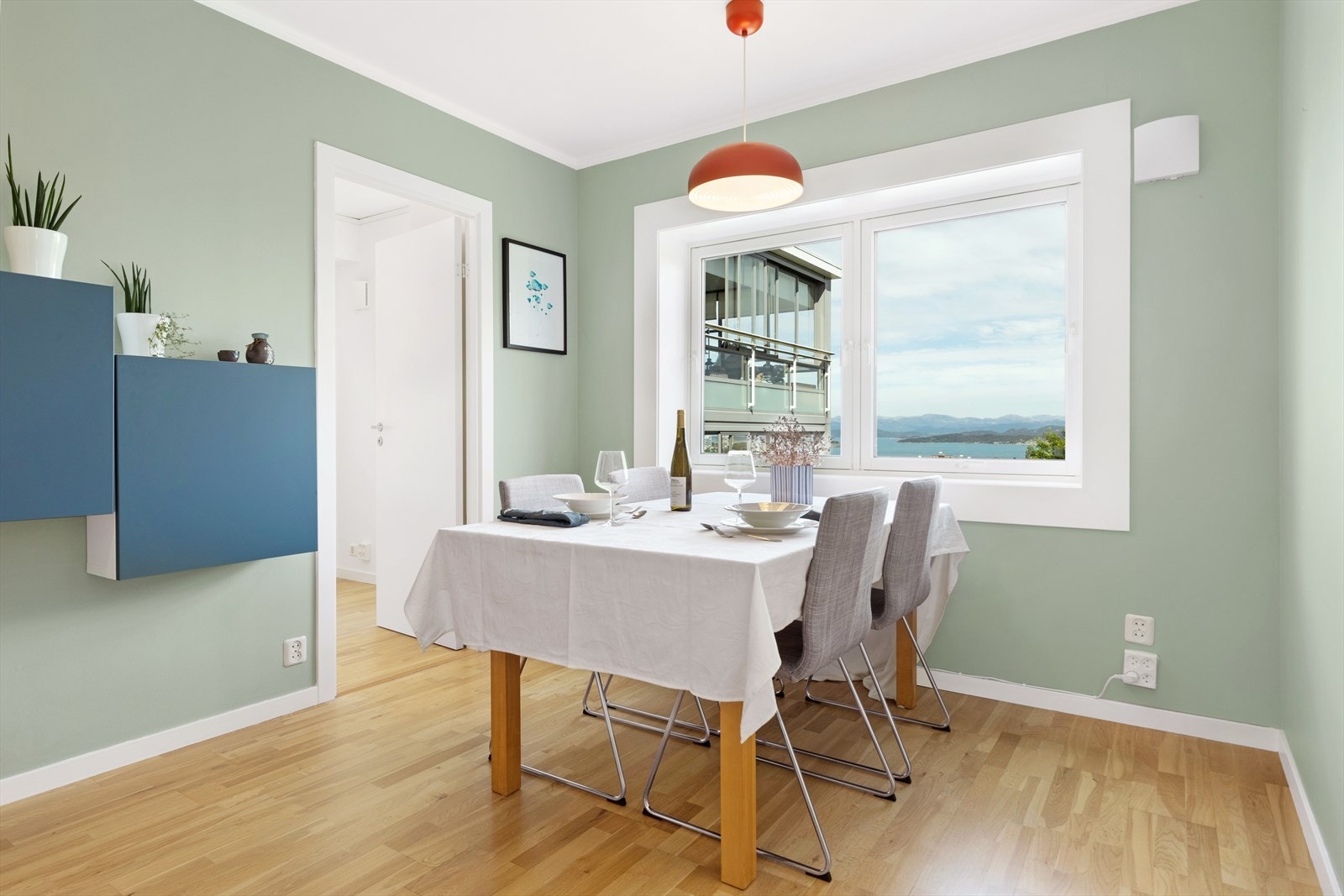 Kjøkken - nydelig utsikt over fjord og fjell! Galleribilde