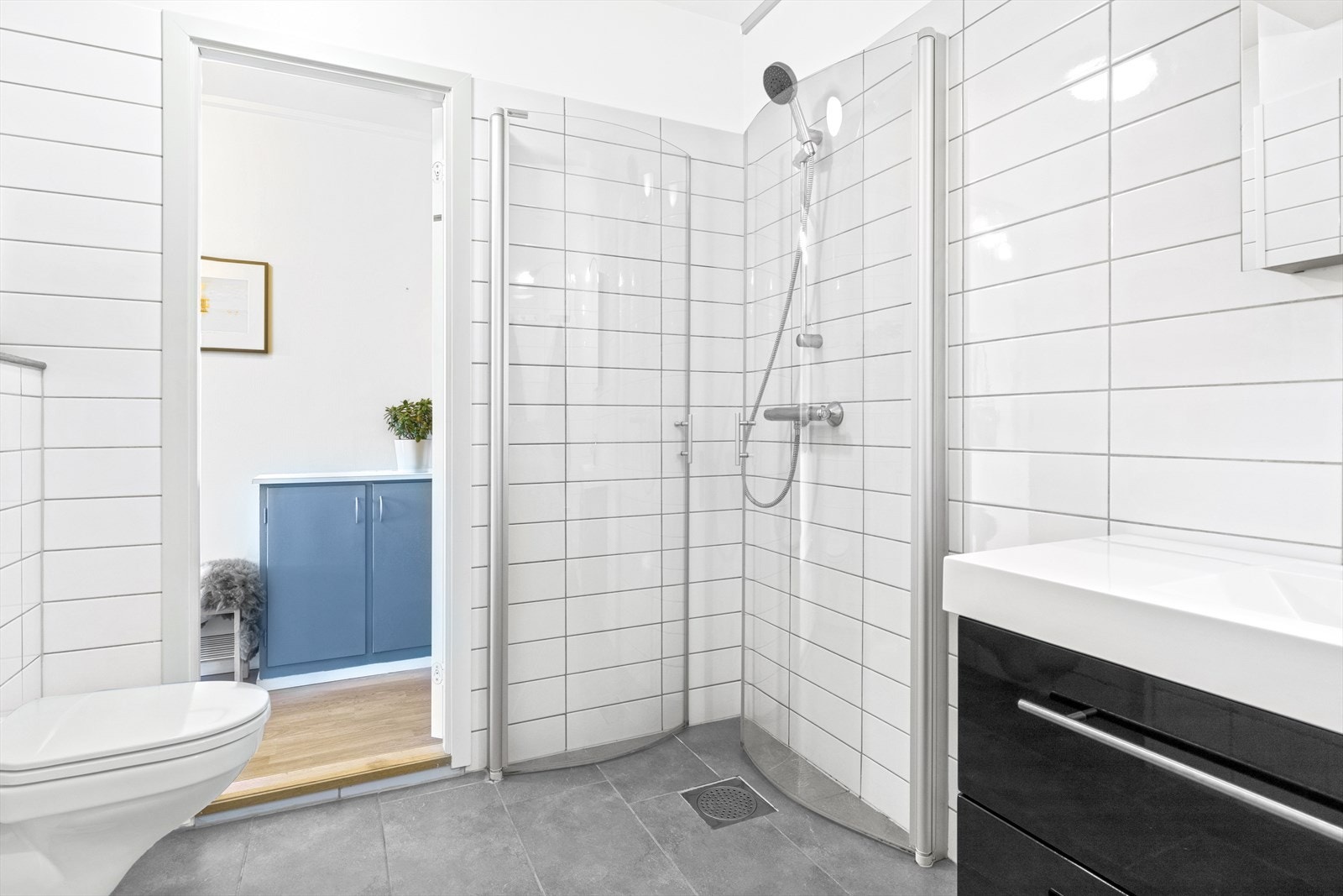 Flott baderomsinnredning. Her er det også plass til vaskemaskin. Ellers er det felles vaskeri i underetasjen Galleribilde