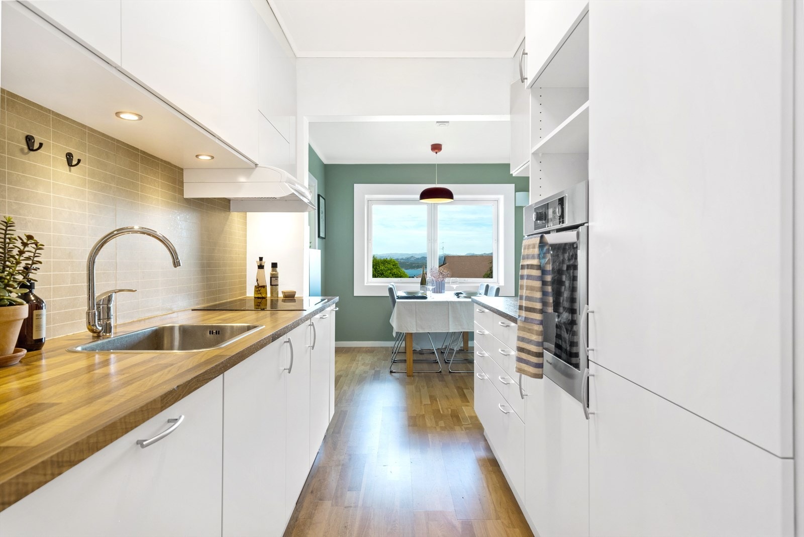 Praktisk kjøkken med god skap- og benkeplass Galleribilde