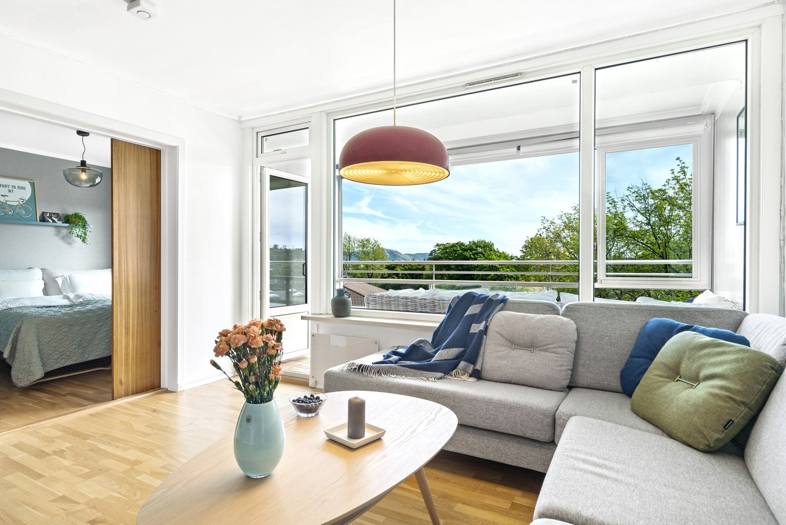 Fra stuen har du utgang til en stor innglasset balkong med gode solforhold Galleribilde