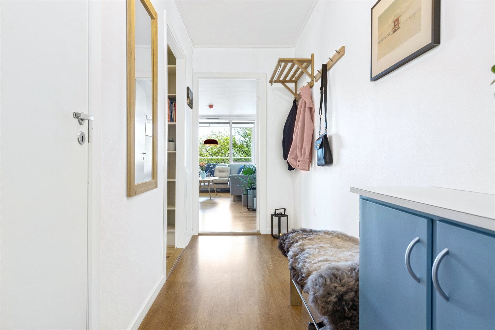 Her har du god plass til å henge fra deg yttertøy Galleribilde