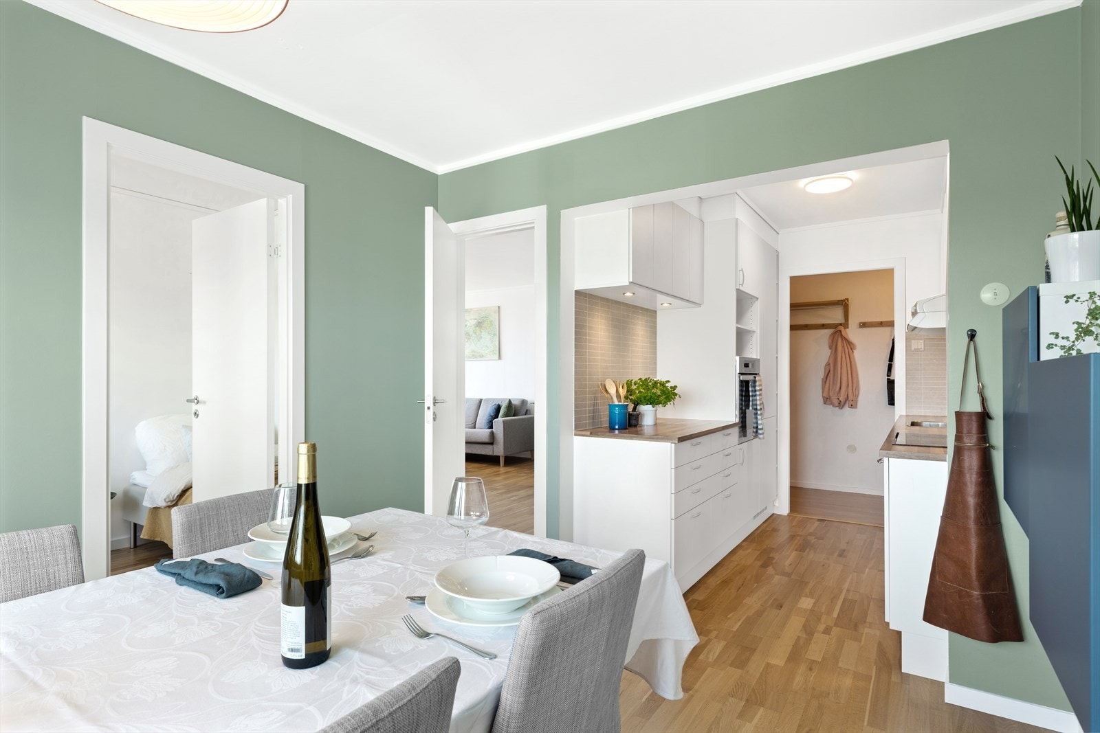 Kjøkkenet er av romslig størrelse med god plass til stort spisebord - direkte tilgang inn til stue Galleribilde