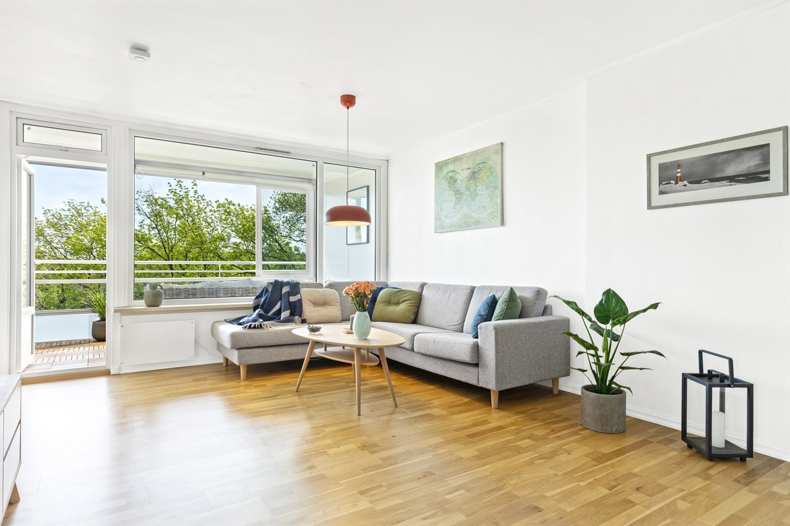 Leiligheten har en stor og luftig stue. Den romslige stuen gir deg flere innredningsmuligheter Galleribilde