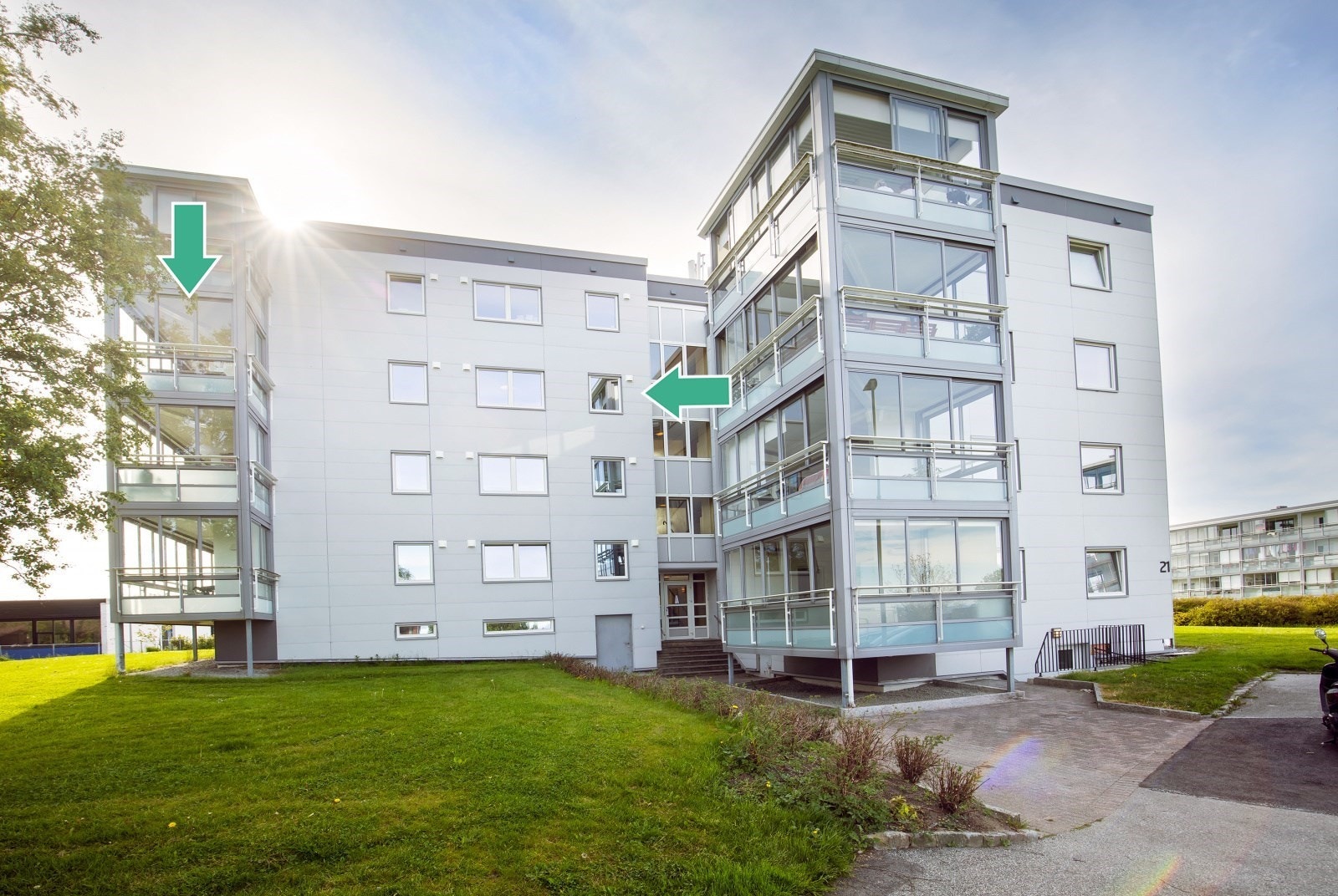 Fasade - leiligheten har en god beliggenhet på hjørnet av blokken Galleribilde