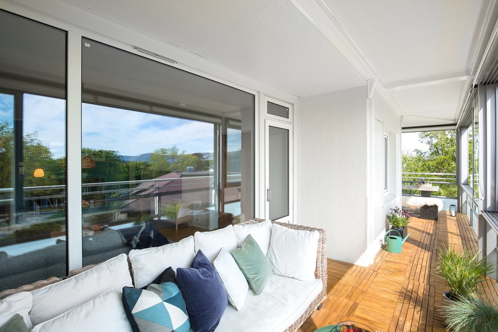 Stor og solrik innglasset balkong med to sittegrupper Galleribilde