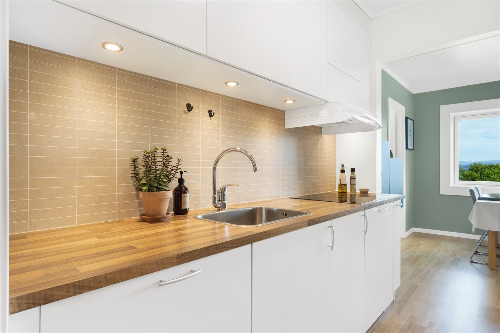 Flott innredning på kjøkken med bla spotter under overskap. Integrerte hvitevarer som medfølger handelen Galleribilde