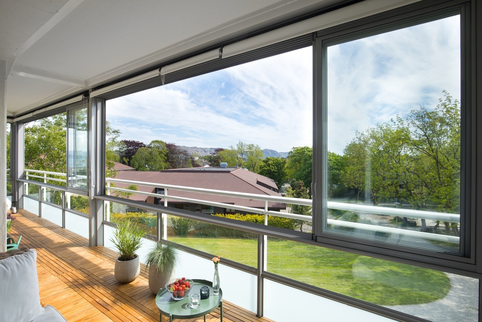 Fra balkongen har du herlig utsikt over grøntarealet og mot ullandhaugstårnet på den ene siden, og sjøutsikt på den andre enden Galleribilde