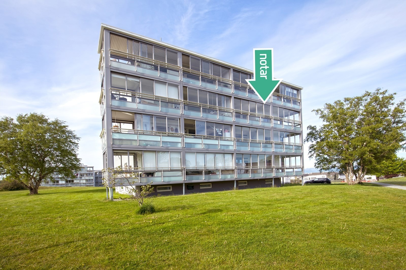 Fasade - her får du et godt inntrykk over hvor stor balkongen her Galleribilde