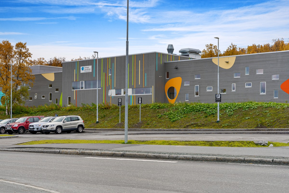 Solneset barnehage og Solnest barneskole ligger 0,5 km unna boligen