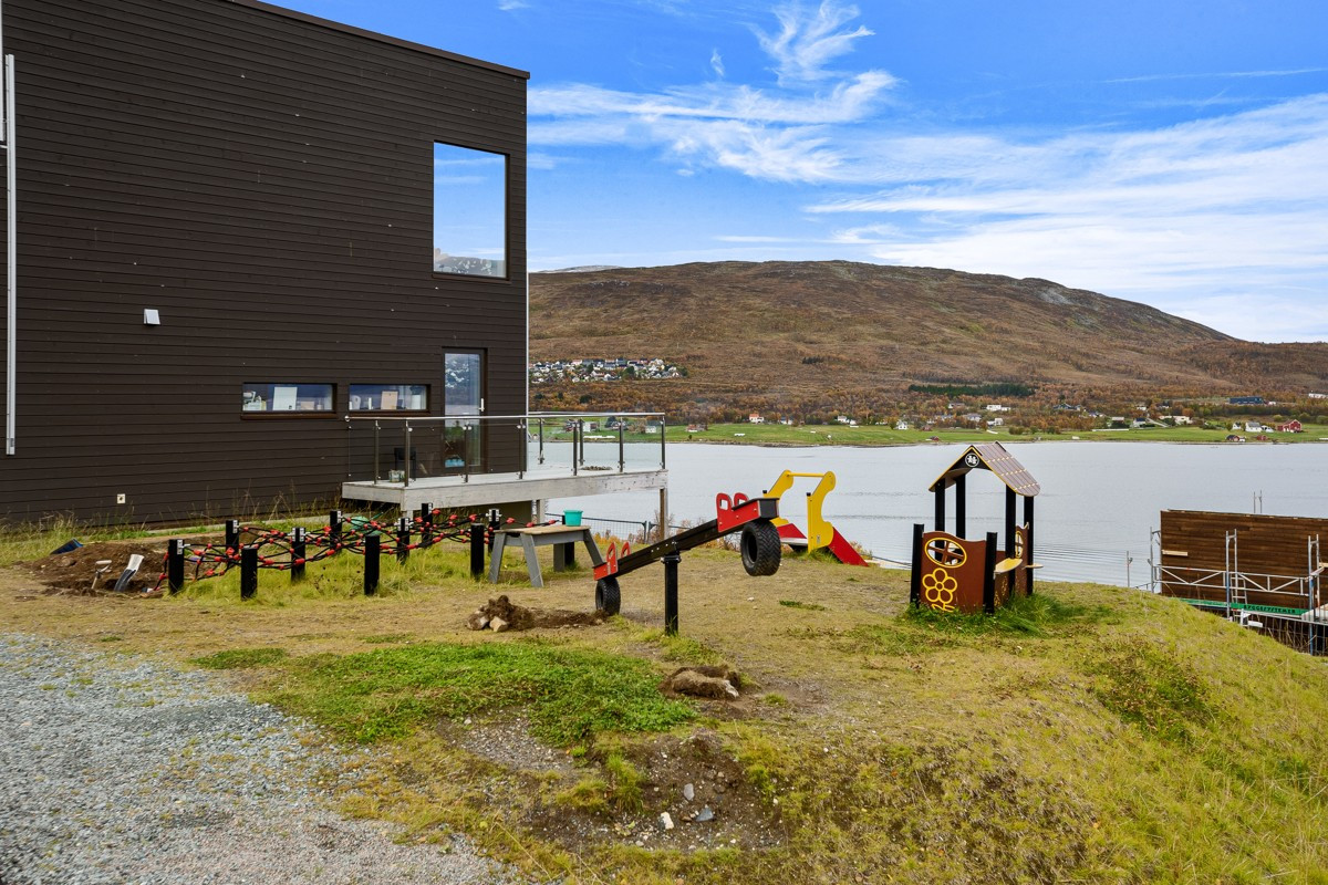 Vakkert nærområde med lekeplass rett utenfor døren og fjære og strand bare et steinkast unna