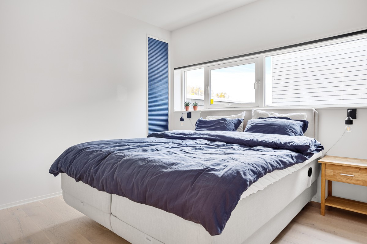 Fra soverommet går det dør inn til walk-in closet