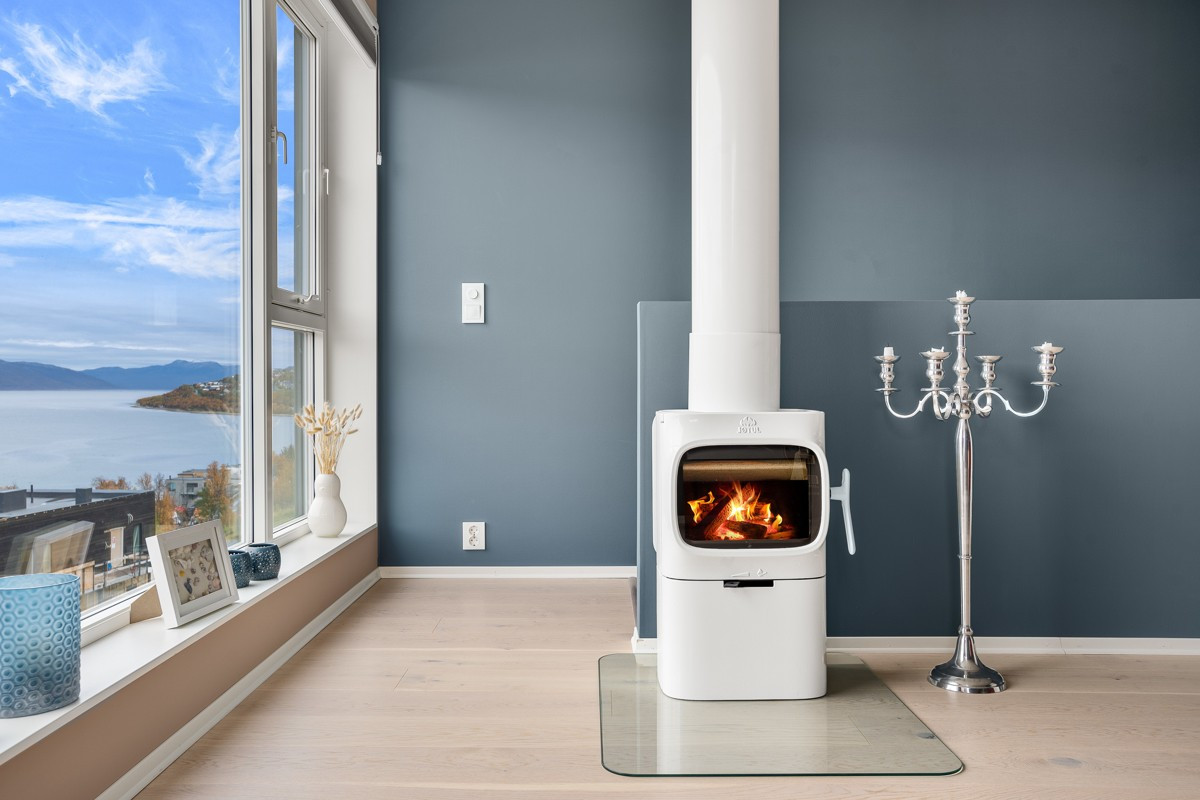 Vedfyring i loftstue gir varme og hygge på kalde dager