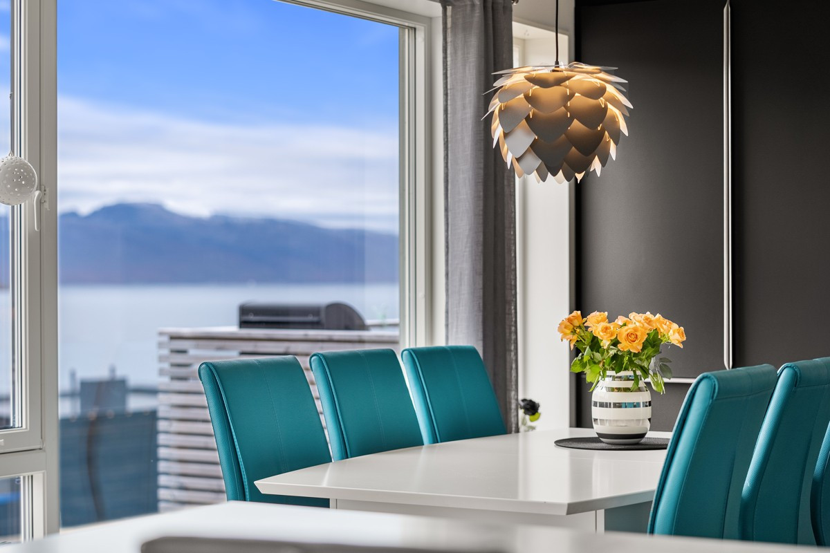 Spisestue med spektakulær utsikt over fjorden