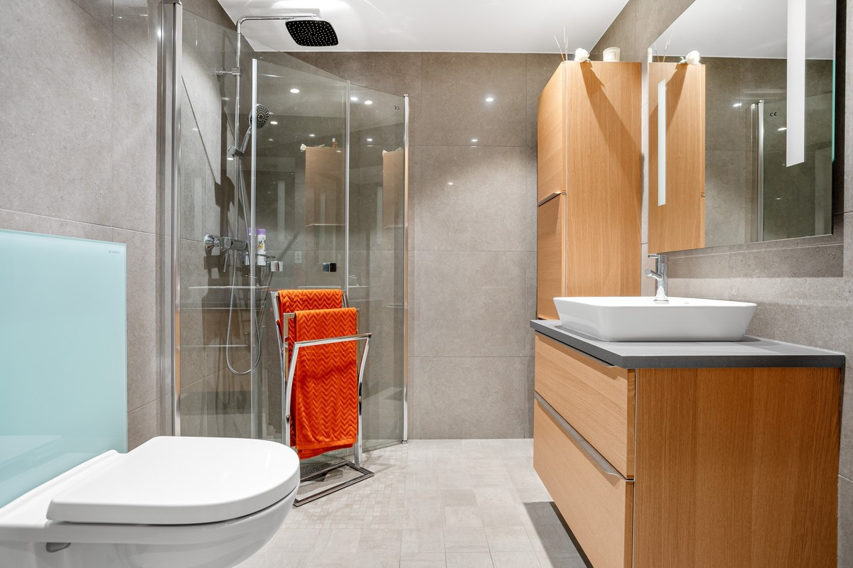 Badet er komplett flislagt med downlights i himling