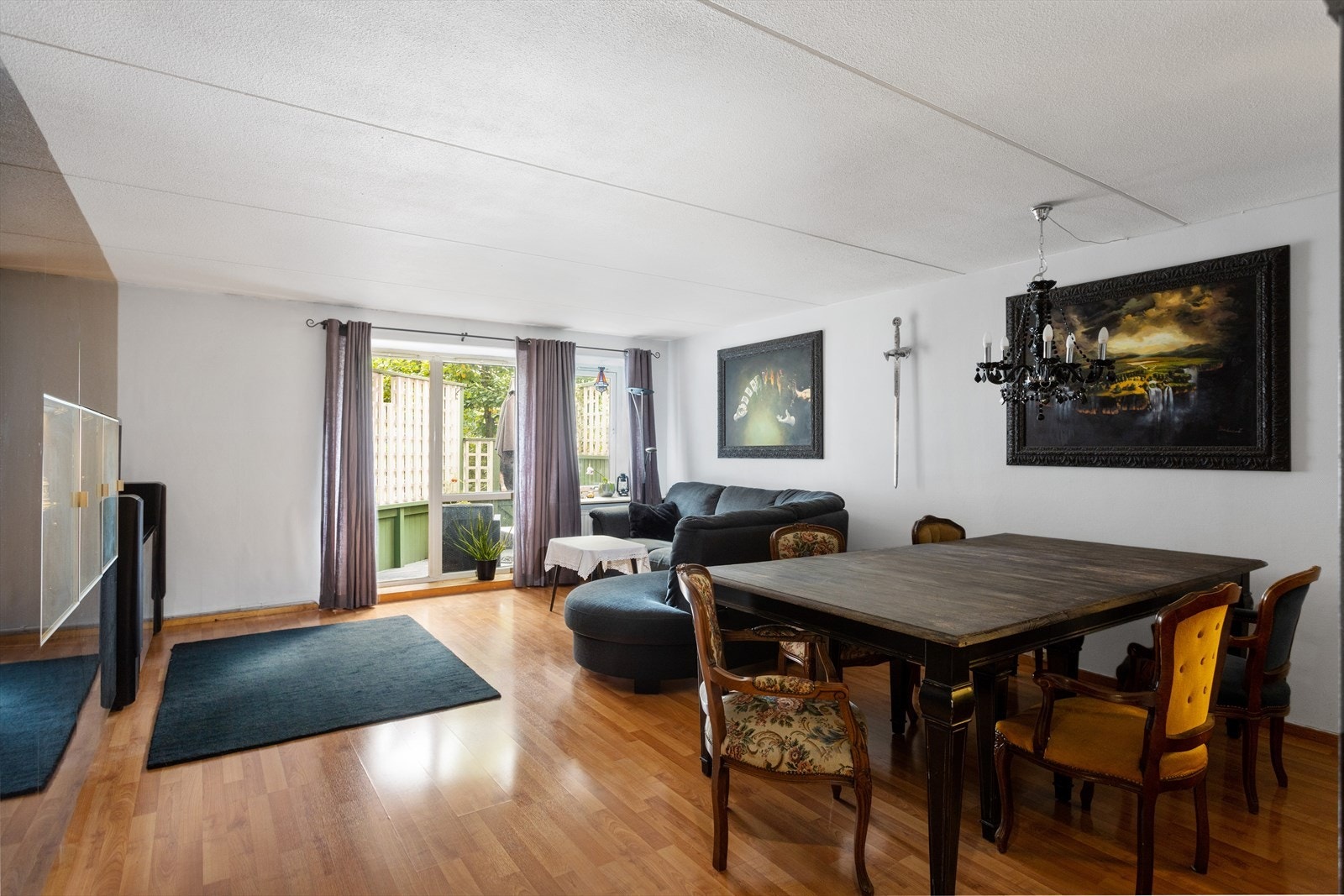 Stor stue med god plass til sofagruppe og spisebord. Galleribilde