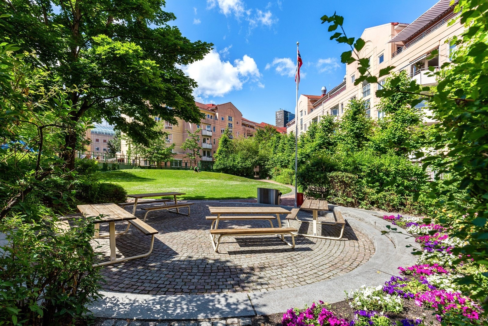 Nydelig bakgård. Plass til grill og et godt selskap. Galleribilde