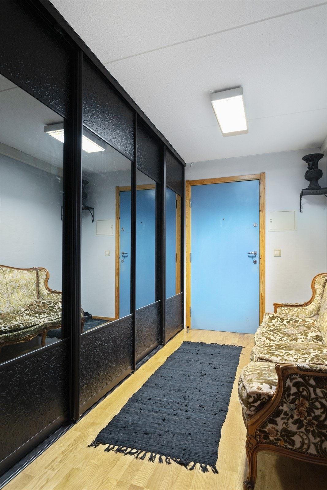 I entreen har man god plass til å henge fra seg yttertøy og legge fra seg sko. Galleribilde
