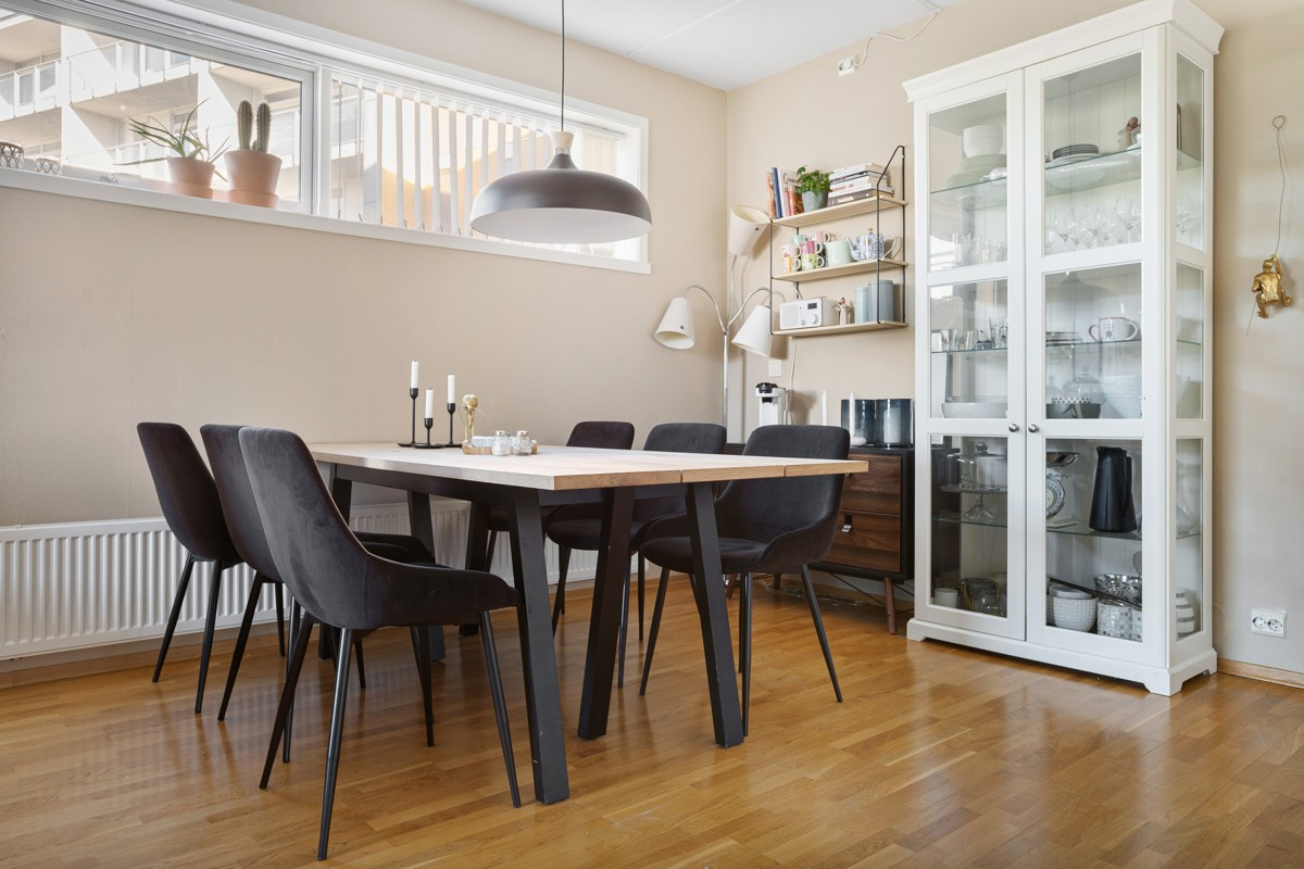 Det er plass til stort spisebord og øvrig stuemøblement