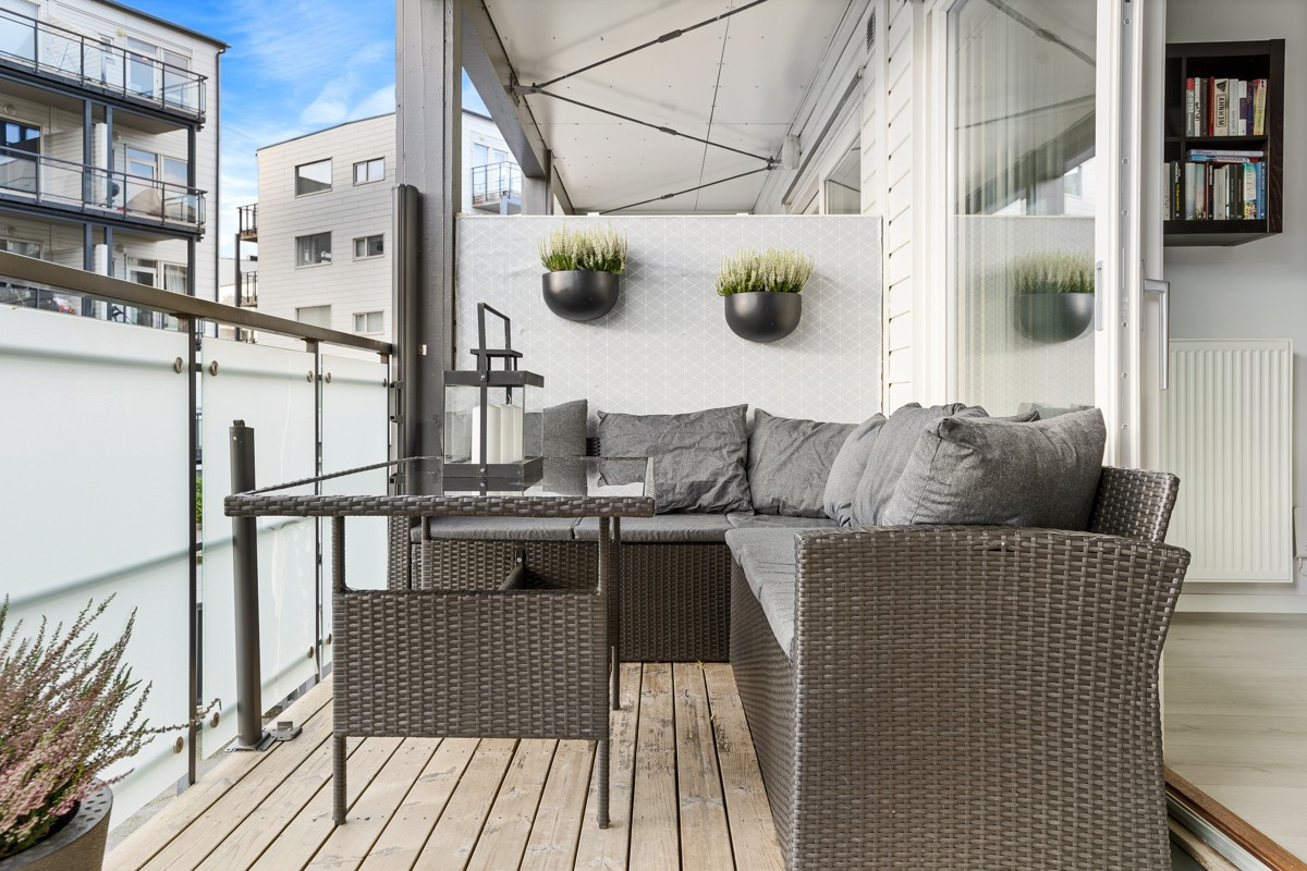 Veranda med god plass til sittegruppe