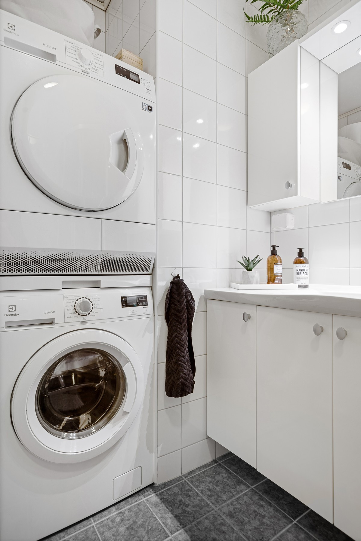 Badet er komplett flislagt med varme i gulv