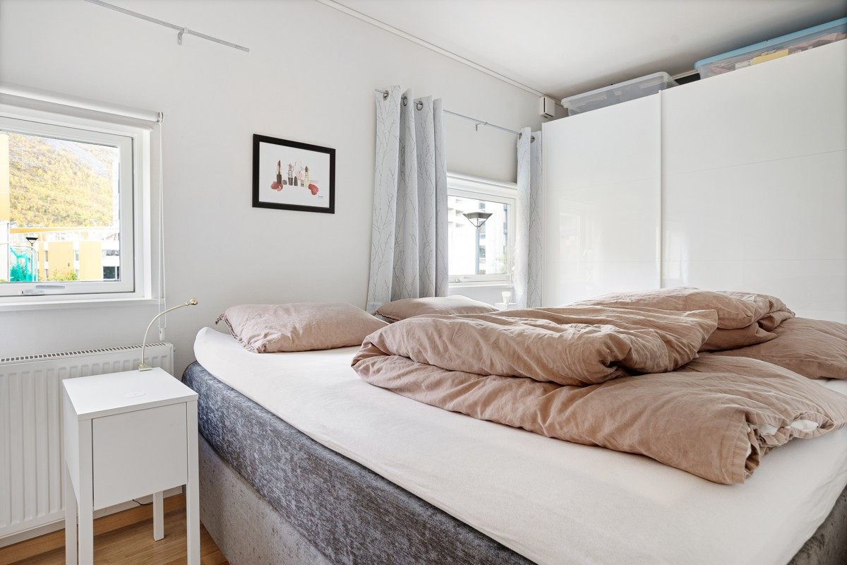Stort soverom med skyvedørsgarderobe på begge sider av rommet