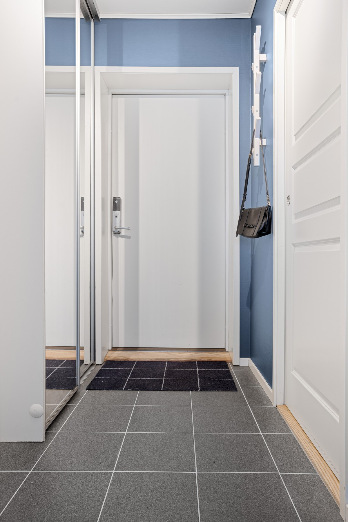 Entrè/gang med skyvedørsgarderobe og vannbåren varme i gulv