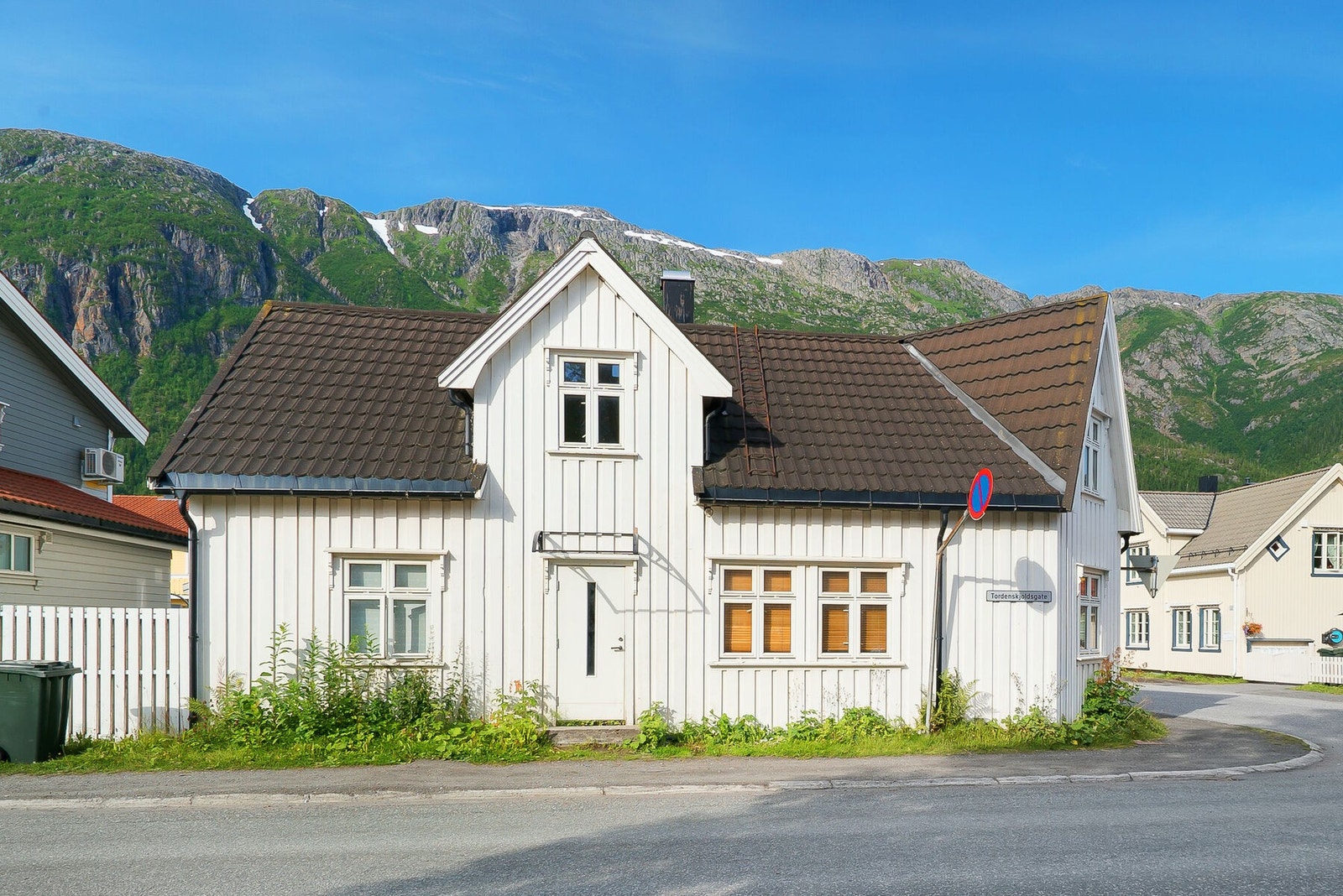 Husets yttertak er av Decra og ble lagt rundt 1990 iht. informasjon fra tidligere takstrapport. Så godt som alle vinduer ble byttet i 2004. Se salgsoppgaven for fullstendig oversikt. Galleribilde