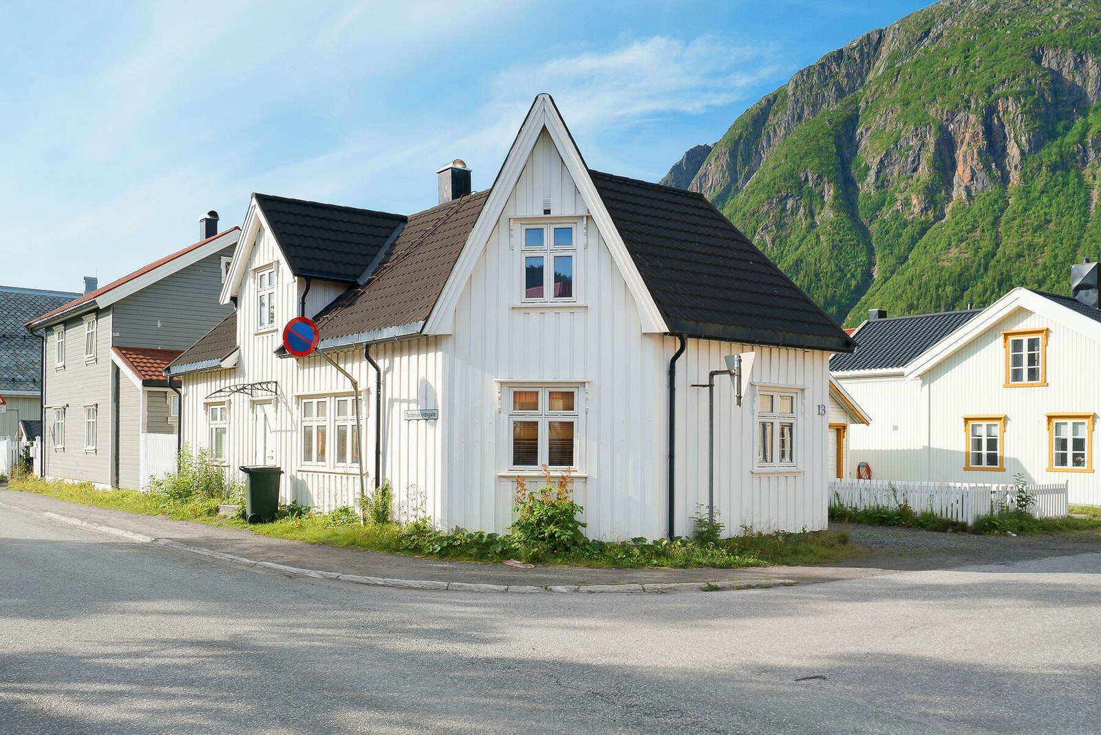 EiendomsMegler1 har gleden av å formidle en hel tomannsbolig i hjertet av Mosjøen sentrum. Galleribilde