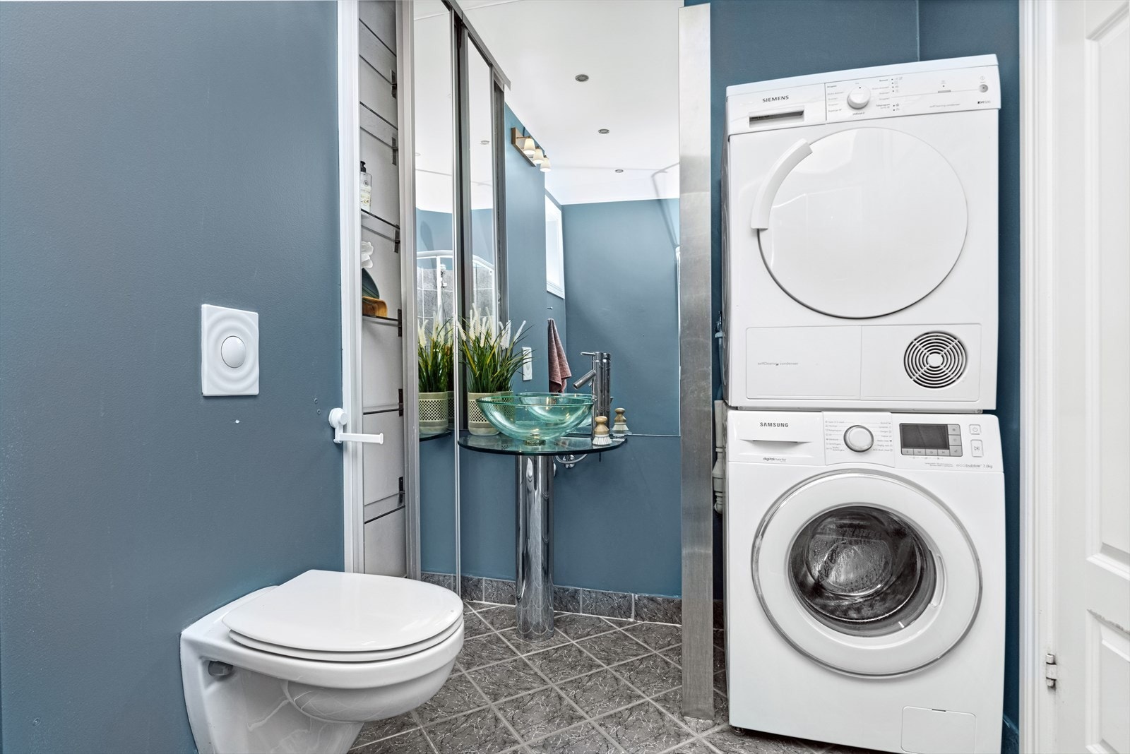 Bad med fliser og varmekabler på gulv Galleribilde