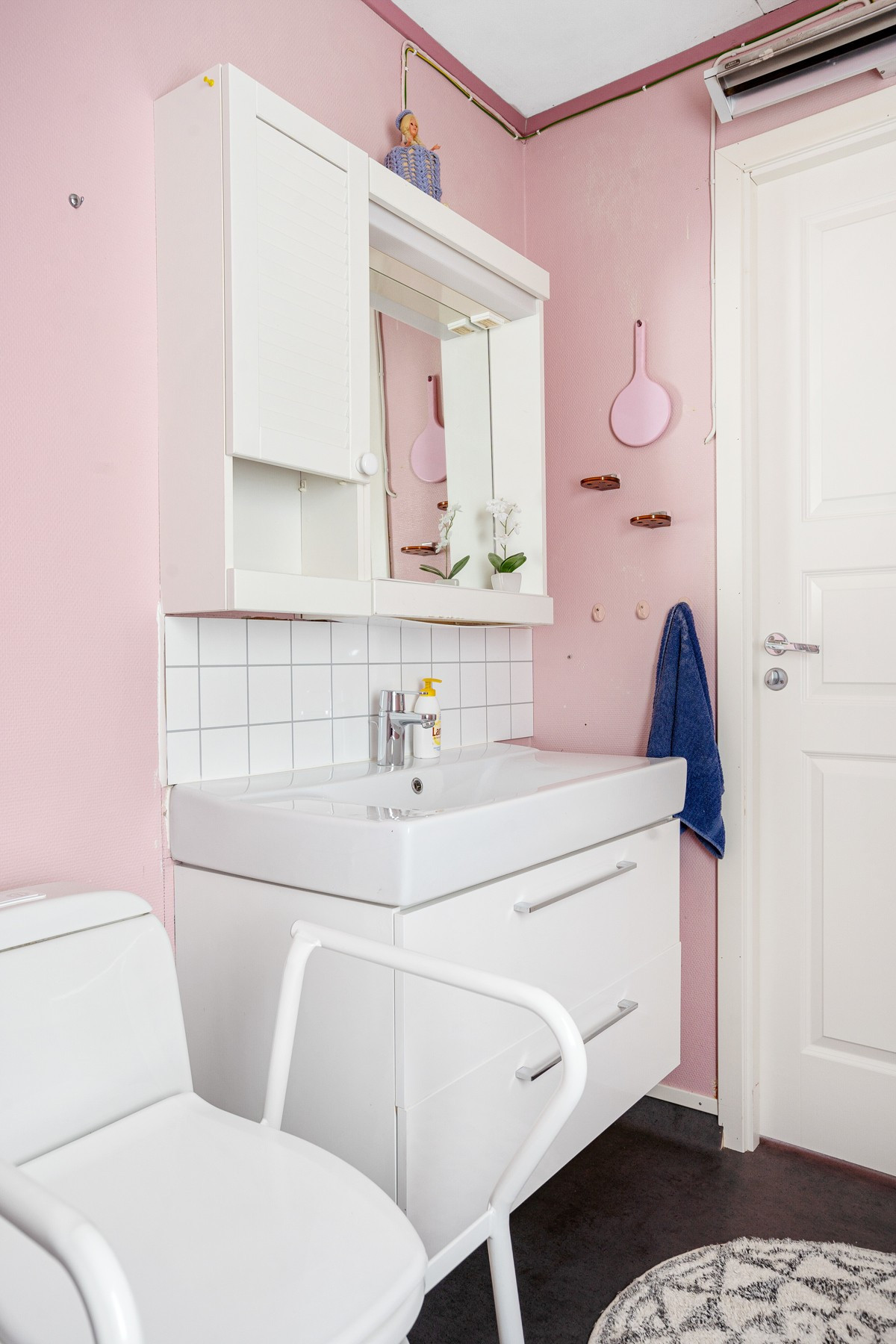 På badet er det oplegg for vaskemaskin og stråleovn på veggen som sikrer et varmt bad