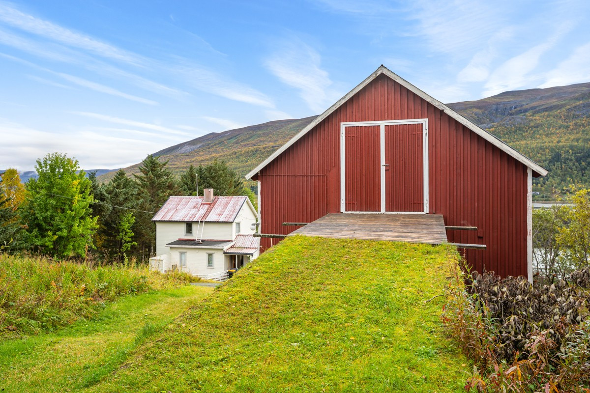 På eiendommen er det et fjøs som i dag brukes som lagringsplass