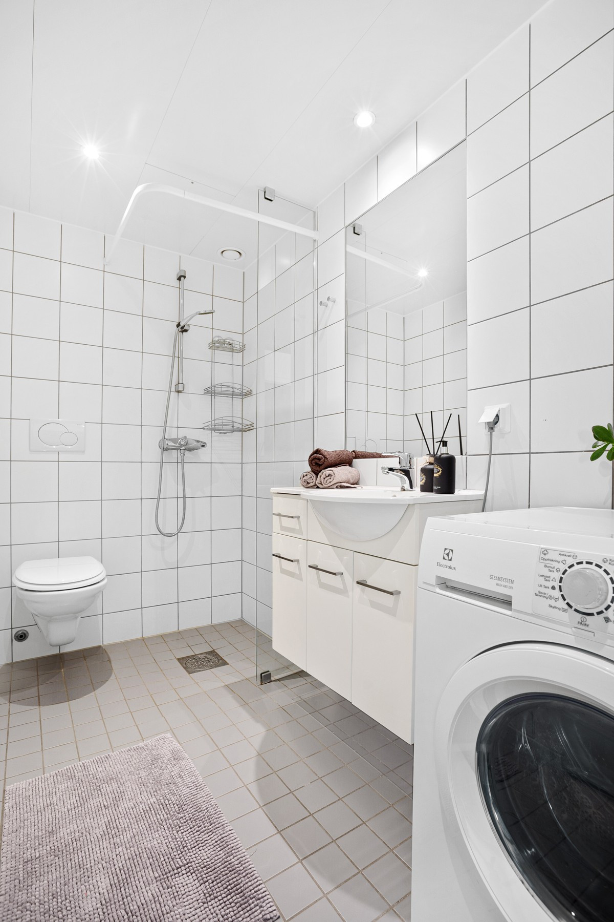 Komplett flislagt bad med varmekabler i gulv og downlights i taket