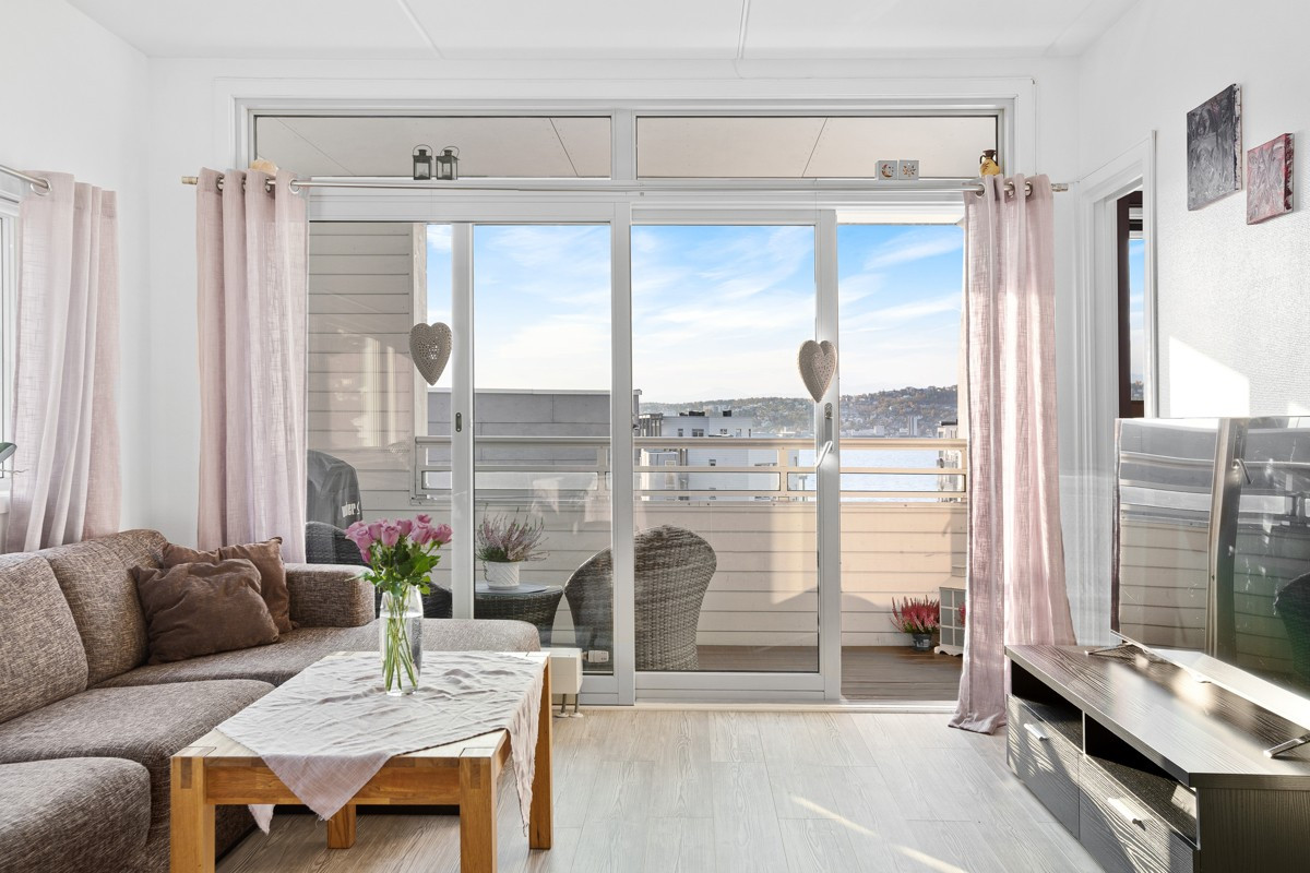 Fra stuen er det utgang gjennom stor skyvedør til balkong